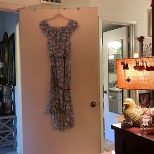 Beautiful flowing dress.thin leather belt to pull it in.